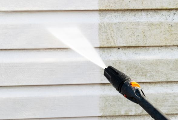 Working with a render cleaning company in Evenwood  vs DIY jet washing...